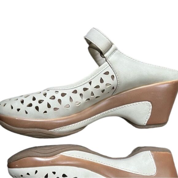 𝅺Solanz Vespa clogs cream lazer cut size 7.5 shoes ankle strap - Picture 1 of 14
